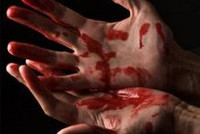 Девушка изрезала подругу-модель ножом