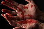 Девушка изрезала подругу-модель ножом