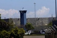 Драка в тюрьме Сакраменто: ножи, слезоточивый газ и резиновые пули