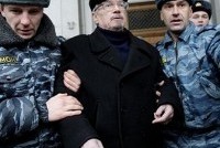 Милиция принесла Лимонова на митинг