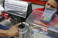 В Венесуэле для борьбы со спекулянтами продукты продают  по отпечаткам пальцев