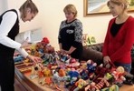 В ОП прошла выставка-продажа сувениров, изготовленных инвалидами и трудными подростками