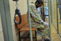 Тверской суд Москвы отмахнулся от просьбы защиты выяснить, почему следователь допустил появление Грачьи Арутюняна в суде в женском халате