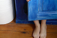 Судебные приставы отыскали папашу-уклониста в шкафу