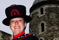 Стражи Лондонского Тауэра против женщин в своих рядах