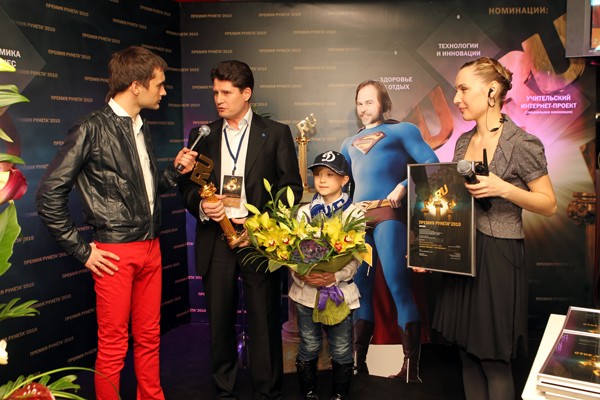 Президент ОХК "Динамо" Михаил Тюркин с премией "Лучший спортивный сайт Рунета"